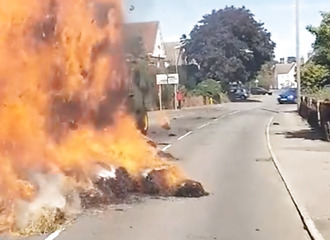 Une cargaison de foin prend feu sous les yeux d’un cycliste