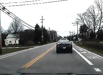Un voleur de voiture tente d’échapper à la police et finit sous un semi-remorque (Ohio)
