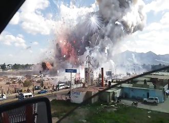 Une gigantesque explosion dans un marché de feux d’artifice cause le désastre au Mexique