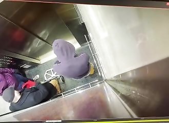 Un jeune très impoli se fait défoncer la gueule par un vieux