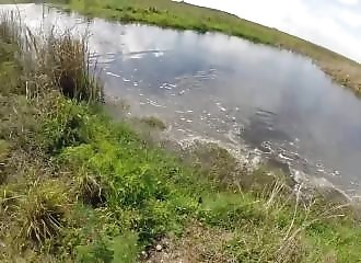 En voulant récupérer un poisson, un pêcheur vit une expérience inédite avec la mort