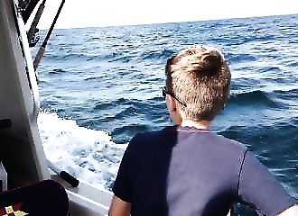 Canada : une baleine vient saluer un père et son fils en leur offrant un magnifique saut