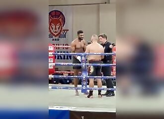 Combattant MMA se casse la jambe en se protégeant d'un coup de pied (Public averti) 