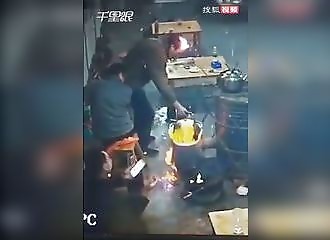 Verser de l’alcool dans un fourneau artisanal