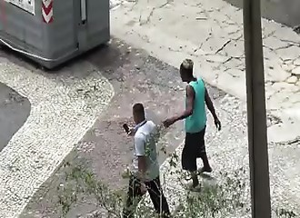 Après avoir tenté de tuer un pigeon avec sa paire de tongs, il fait un incroyable plongeon dans…