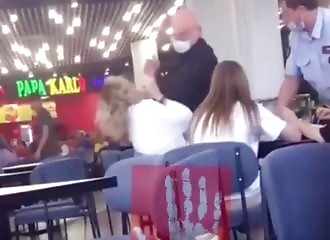 L'agent de sécurité d'un centre commercial casse le nez d'une cliente