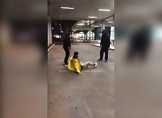 Manquer de se fracasser le crâne tout bêtement…