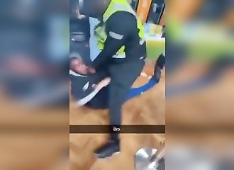Des vigiles attendrissent des voleurs qu'ils viennent de prendre sur le fait