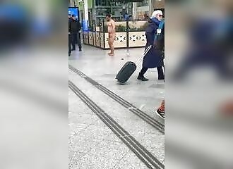  A naked man shits in a train station and throws his excrement at passers-by (France) 