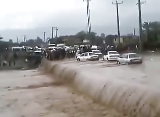 Iran : un motard veut traverser un pont inondé, il se fait emporter par le courant