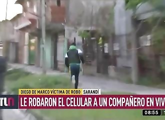 En plein reportage sur l'insécurité, un journaliste se fait dérober son téléphone par un voleur (Argentine)