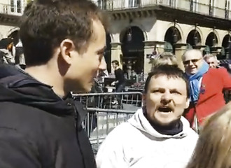 Une équipe du Petit Journal reçoit un accueil chaleureux lors du discours de Jean-Marie Le Pen à l’occasion du 1er mai