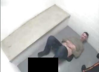 Un policier confond son taser avec son pistolet et ouvre le feu sur un homme en garde à vue