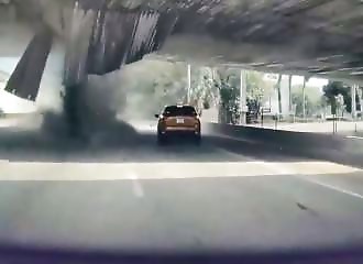 Un transporteur trop optimiste voit sa cargaison détruite par un pont