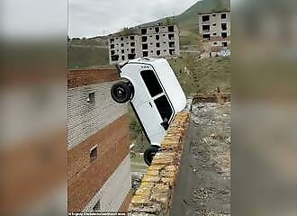 Il tente de sauter du haut d'un immeuble et tombe de 15 mètres