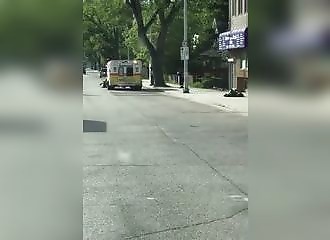 En pleine crise de délire, un drogué totalement à poil vole une ambulance