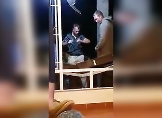 Saoul, il saute par la fenêtre pour le fun