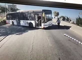 Un bus menace de plonger dans le vide avec ses passagers (Israël)
