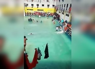 Des détenus s’offrent une piscine géante dans la cour de la prison (Équateur)