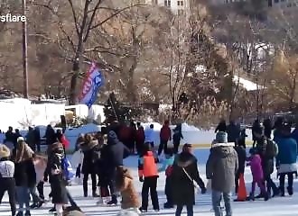 Se rendre à la patinoire avec un drapeau « Trump 2024 »