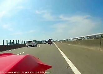 Un automobiliste en Mercedes percute un motard et prend la fuite