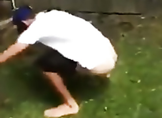 Un jeune réalise un hallucinant back flip et vous n’en reviendrez pas !