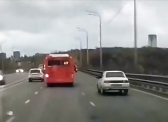 Un automobiliste joue au con et le paye sans attendre !