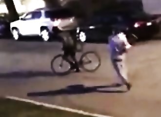 Un cycliste irrévérencieux et violent se fait corriger par un automobiliste