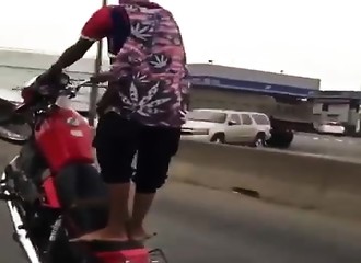 Sans casque et pieds nus, il réalise une impressionnante roue arrière et finit par se manger le bitume