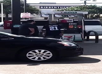 États-Unis : suite à une grosse embrouille, un automobiliste vide son jerricane d’essence dans la voiture d’un autre automobiliste