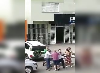 Elle étrangle une autre femme lors d’une bagarre