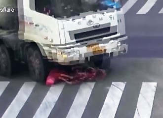 Chine : un camion passe sur la tête d’une scootériste, elle survit miraculeusement