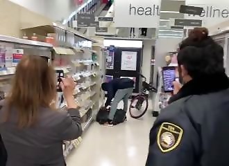 Un voleur rempli une sac énorme de marchandises sans que personne ne l'arrête !
