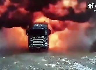 Le système hydraulique d'un camion déraille .. et explose !