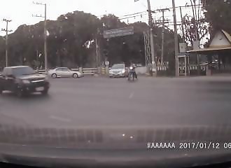 Thaïlande : un automobiliste fauche de plein fouet un motard imprudent