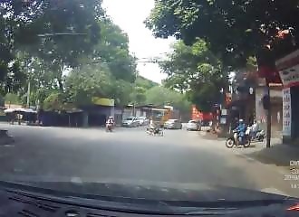 Un semi-remorque transportant un conteneur se renverse (Viêt Nam)