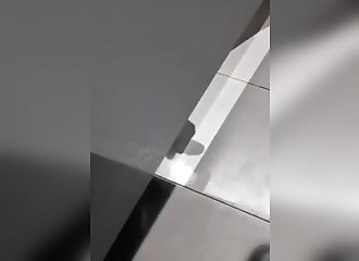 Un homme surpris en train de se masturber dans les toilettes
