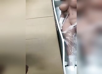 Il reçoit une femme par la poste !