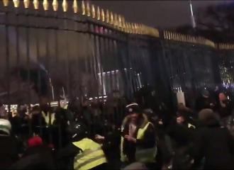 Une grille du Jardin des Tuileries tombe sur des « Gilets Jaunes » et envoie un homme dans le coma (Paris)
