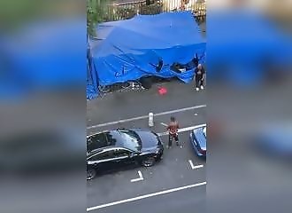 Un résident de Los Angeles filme une bagarre de sans-abris en bas de sa rue