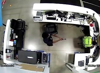Incredible images: an Amazon security guard tries to shoot his supervisor, the gun miraculously jams
