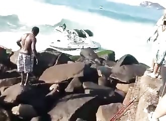 En panne, un bateau reste à la merci des vagues et se fait détruire sur des rochers