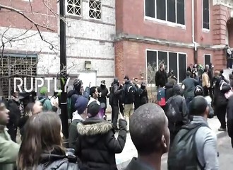 États-Unis: la police anti-émeute utilise du gaz lacrymogène contre les manifestants anti-Trump à Washington