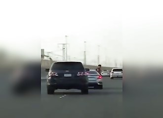 Le passager d’une voiture tente d’attaquer un automobiliste