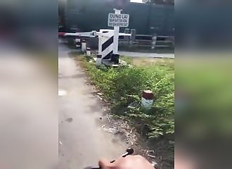 Un train percute une voiture à un passage à niveau
