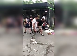 Une femme se fait frapper et recouvrir de peinture par ce qu'elle supporte la Russie en Ukraine