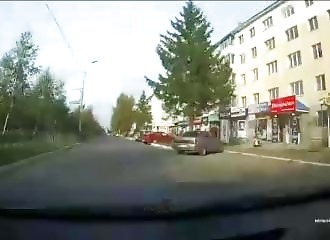 Un motard double du mauvais côté et s’écrase contre une voiture qui lui coupe le chemin (Russie)