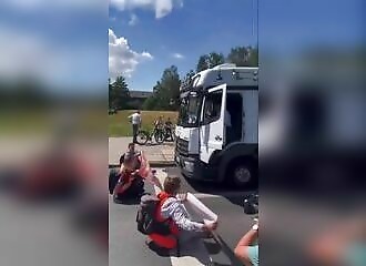 Un camionneur s'énerve et pousse des manifestants pour le climat