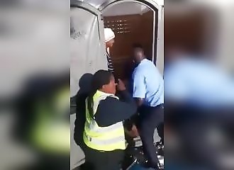 Grillés en train de faire ça dans les toilettes !