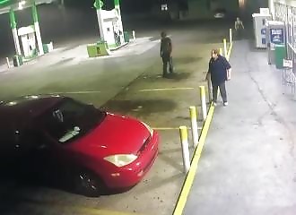 Avec son gros pick-up, il fonce sur l’employé d’une station-service (Floride)